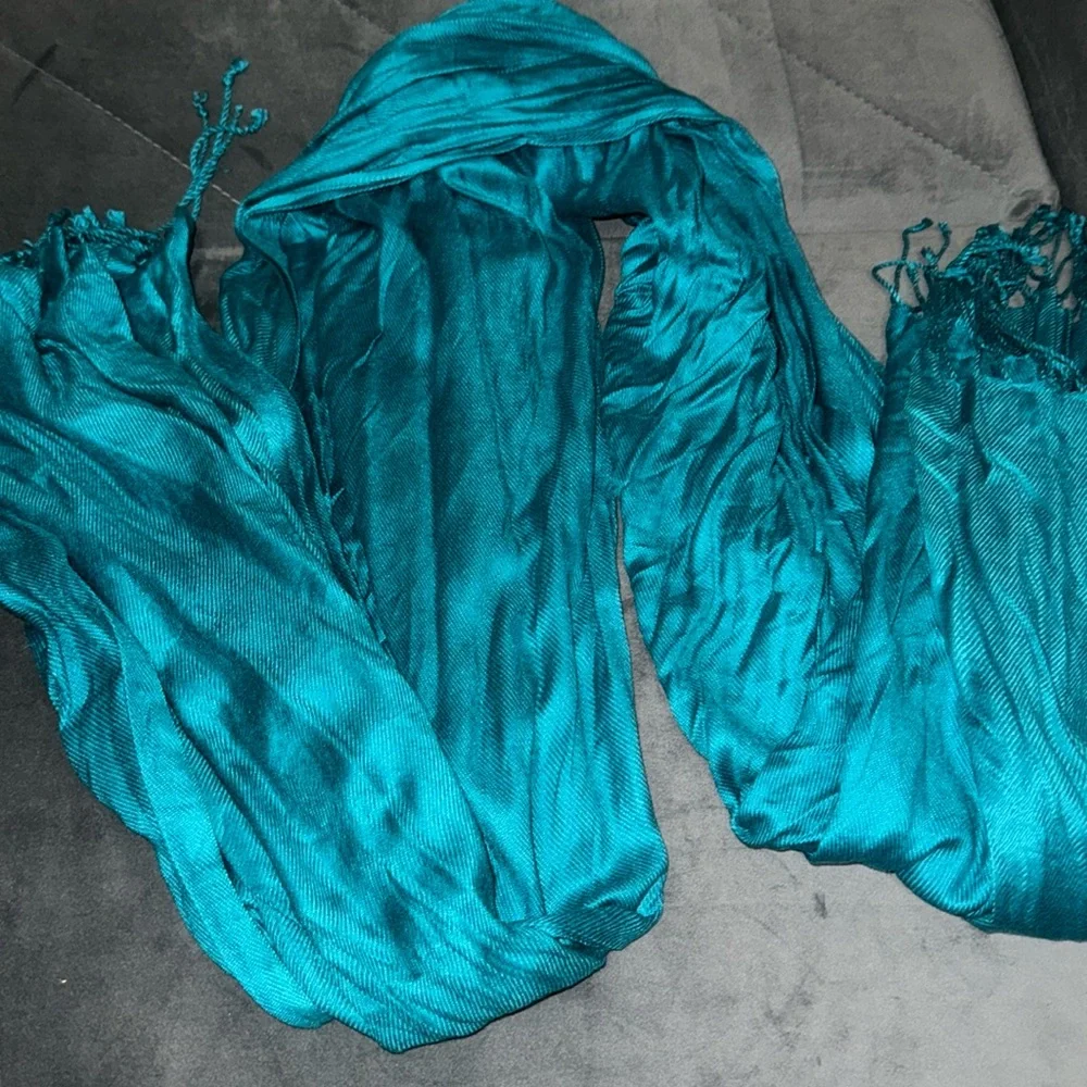Beautiful teal pashmina fashion scarf. NWOT.